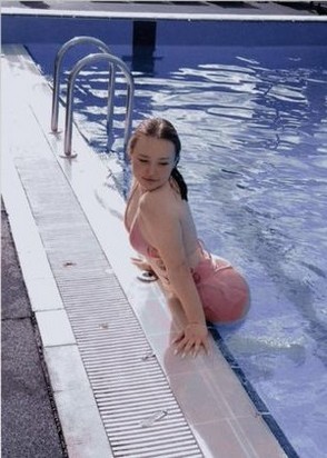 Шлюха Лера (22), 15,000 ₽ час, Массаж классический, Массаж расслабляющий, тел +7(989)483-85-50