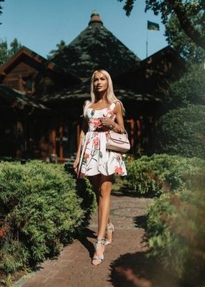 Шлюха Агата (23), Шаболовская, 10,000 ₽ час, Минет в презервативе, Массаж расслабляющий, тел +7(908)603-25-54