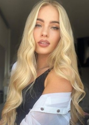 Куртизанка Лариса (22), Мневники, 8,000 ₽ час, Минет без резинки, Массаж классический, тел +7(927)502-58-46