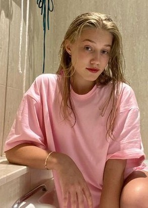 Ночная бабочка Анюта (20), Выставочная, 8,000 ₽ час, Минет в презервативе, Легкая доминация, тел +7(995)675-43-05