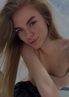 Профессионалка Катрин (22), Авиамоторная, Минет в презервативе, Окончание на грудь, тел +7(908)421-42-28