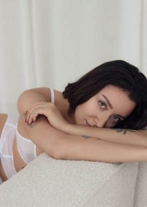 Шлюха Вайолет (25), Таганская, 15,000 ₽ час, Минет в презервативе, Трамплинг, тел +7(988)439-36-32